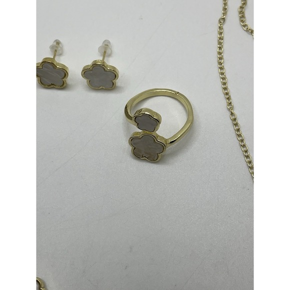 30 Pack Jewelry Box (4 Pieces Per Set/30 Sets Included) Clover Flower Jewelry - Picture 10 of 12